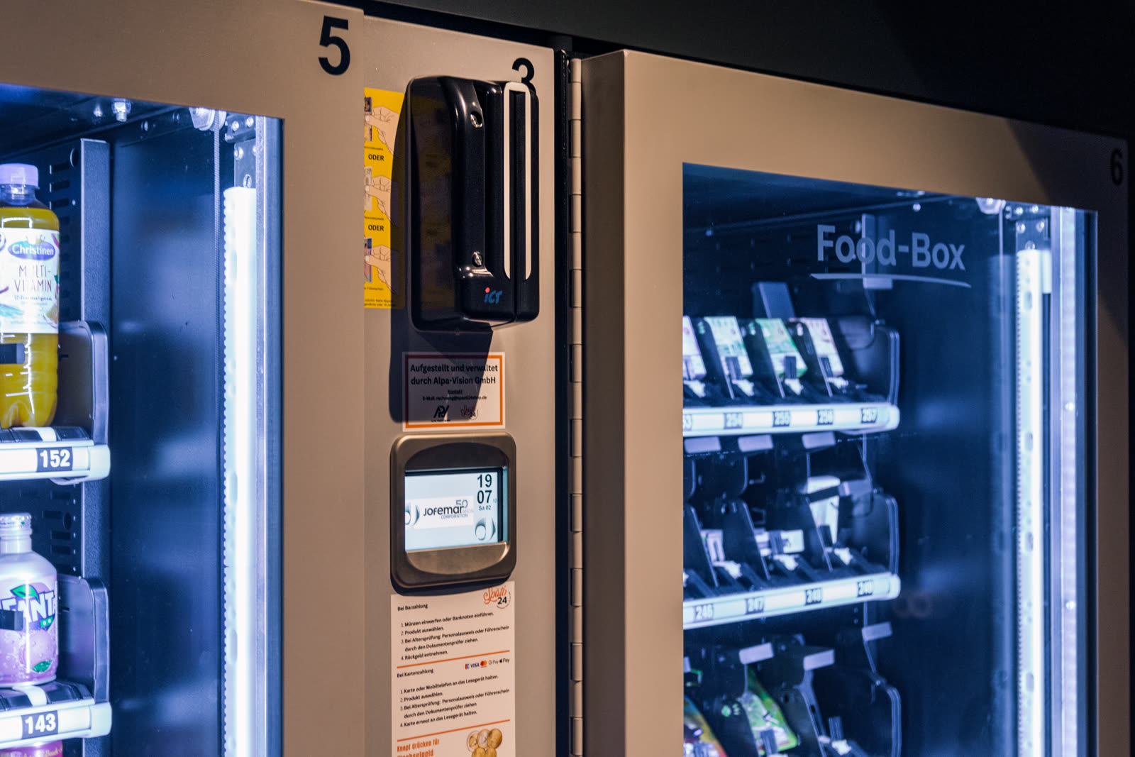 Nahaufnahme Getränkeautomat und Bezahlterminal